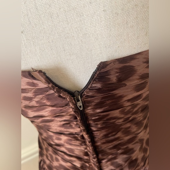 80s Vintage Leopard Dress w Sweetheart Neckline and Frilly Bottom - Picture 6 of 13